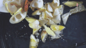 將淡咸肉、春筍、五花肉一起放入鍋中。