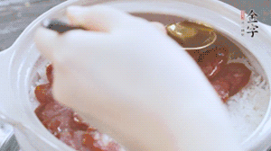 沿鍋邊倒一圈食用油蓋蓋，繼續(xù)小火燜8分鐘。