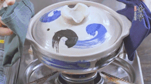 每隔30s將鍋傾斜一側(cè)。（受熱更均勻，鍋巴更噴香）