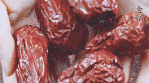 紅棗洗凈，對(duì)半剪開(kāi)。