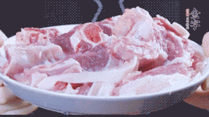 新鮮羊肉冷水入鍋，加姜片、清水焯水，除去血沫。