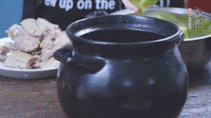 另起砂鍋，依次放入蘿卜、羊肉、火腿蹄片，加料酒、清水沒(méi)過(guò)食材。