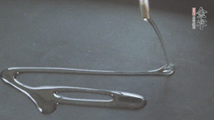 鍋中加少許油，爆香蔥姜蒜、香料 ，喜歡麻的也可以加點(diǎn)花椒！接著放入郫縣豆瓣醬煸炒出紅油。