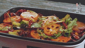 加入金字麻辣香腸，翻炒5分鐘左右。再加入之前準(zhǔn)備好的蔬菜，翻炒均勻，最后放入蝦。