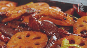 撒上芝麻和蔥，一道鮮香熱辣的麻辣香腸香鍋就做好了！