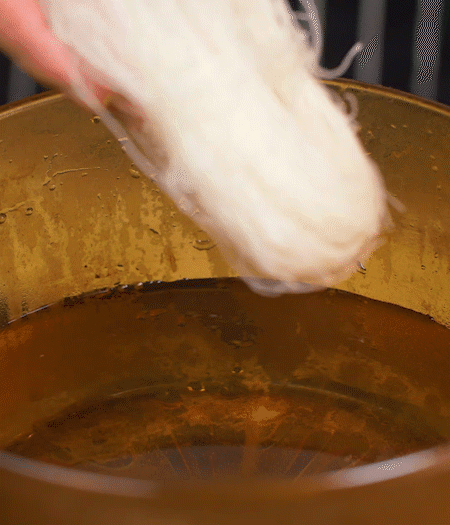 甜玉米煮熟剝粒，拌入適量沙拉醬拌勻。