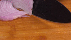 鍋中少許油，熱油倒入香腸煸炒出油，倒入南瓜塊、洋蔥翻炒片刻。