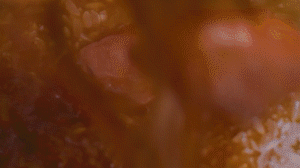 米放電飯鍋，倒入配菜，湯汁一起倒入（湯汁剛好沒過食材即可），電飯鍋開啟煮飯模式，煮好燜20分鐘，撒蔥花。