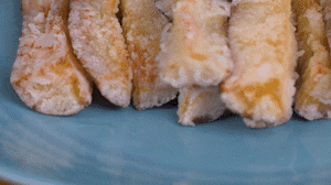 炸制油溫在7成左右，茄子炸至金黃色即可撈出。