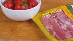 洋蔥、土豆切丁塊，火腿切小片，小番茄對(duì)半切開。