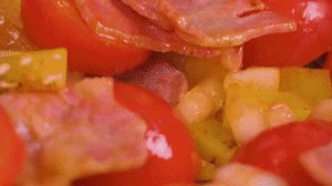 接著放入土豆和洋蔥，翻炒兩分鐘斷生。