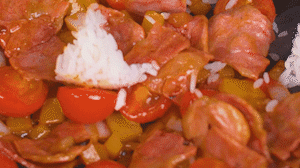 將米飯倒入鍋中搗散，同其他食材混合拌炒均勻關(guān)火。