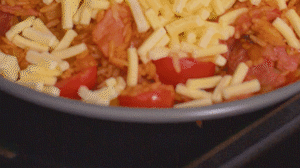 烤箱上下火180度預(yù)熱，將米飯分別盛入容器中。表面均勻的撒上馬蘇里拉芝士碎，放進(jìn)烤箱中層烤20分鐘左右，待芝士融化上色即可。