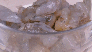 蝦去殼去蝦線(xiàn)，加姜絲、鹽腌制15分鐘，微煎1分鐘備用。