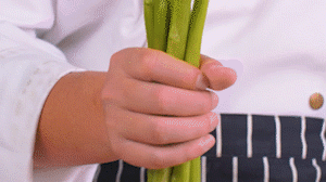 蘆筍刨去老筋，斜切小段。