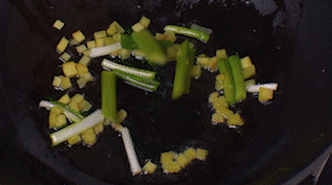 鍋中熱油，依次下姜粒、蔥段、蘆筍炒香。