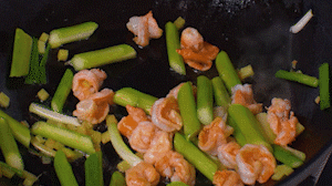 加入煎好的蝦仁，XO醬，以適量鹽、糖進(jìn)行調(diào)味翻炒。