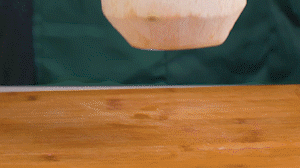 椰子切開頂部，把椰子水倒出，再把椰肉切片。