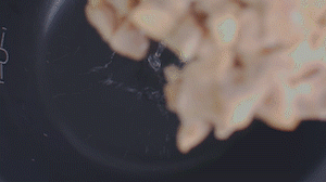 把雞、火腿、椰子水、椰肉、姜、紅棗放入電飯鍋，按下煲湯功能。