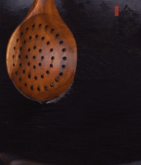 鍋中多倒些花生油，油溫達(dá)80度時(shí)，下芋頭丁炸 40 秒，直到表皮金黃，撈出待用。