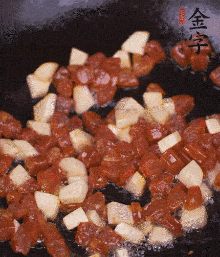 鍋中熱油，下香腸丁、茭白丁大火炒出香味。倒入米飯拍散，炒2～3分鐘。