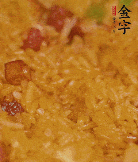 放一撮鹽、生抽少許，倒入炸好的芋頭。最后撒蔥花、蒜末翻炒均勻。