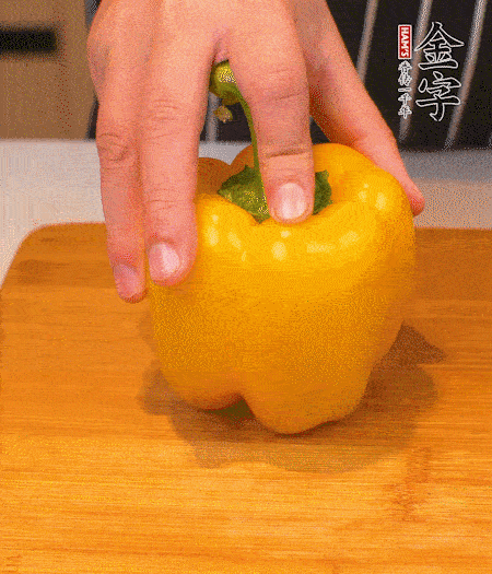 干花菇提前泡發(fā)，胡蘿卜、青椒、黃椒和花菇切丁，小紅椒切圈，小蔥切末。