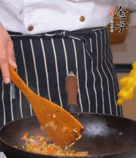 加咖喱塊、少許鹽、白糖調(diào)味，炒至咖喱塊融化后，倒米飯，翻炒至每粒米飯都包裹上咖喱，再放黃椒、青椒粒，出鍋前加菠蘿粒和小蔥翻拌均勻。