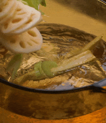 把玉米筍（對半切開）、西芹（切斜片）、蓮藕（切片），放入開水鍋內，加點少許鹽、油，汆燙2分鐘。