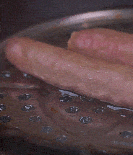 金字10°鮮低溫香腸蒸10分鐘后，切片。