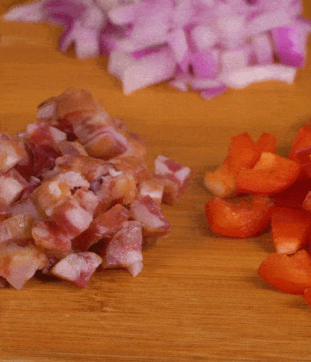 黃椒、紅椒、白洋蔥、土豆、大蔥分別切丁。金字10°鮮低溫香腸切丁。