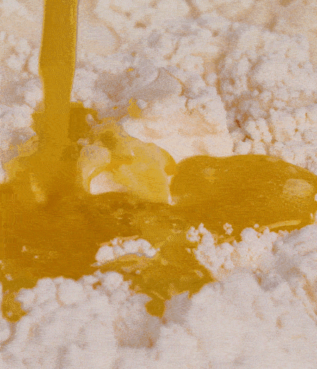 加融化的30g黃油（要不熱再倒）、黃椒、紅椒、白洋蔥、土豆、大蔥、香腸繼續(xù)攪拌均勻。