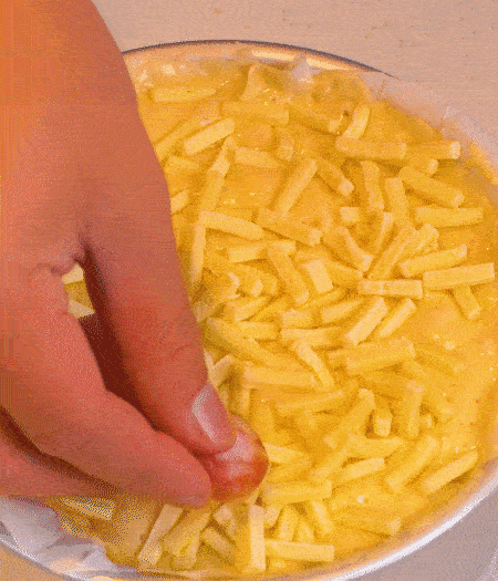 撒上馬蘇里拉芝士，用香腸片裝飾表面，180攝氏度烤箱烤20-25分鐘。