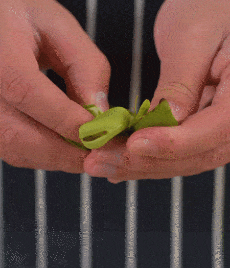 選用鮮嫩蠶豆，剝去外殼留下豆米洗凈，掰開成兩瓣。