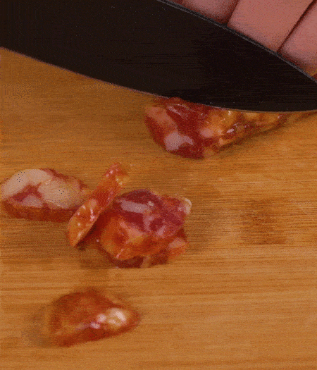 香腸切薄片。