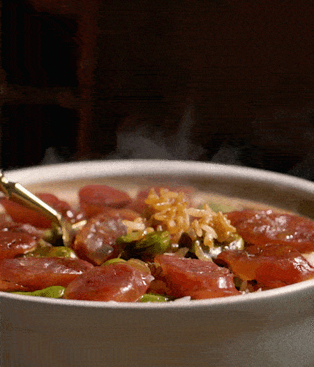 用生抽、白糖、蠔油、芝麻油調個汁，淋汁、攪拌、開吃。