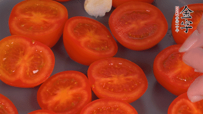 洗凈晾干的小番茄，對(duì)半切開，加切塊的大蒜、迷迭香、黑胡椒、橄欖油190度烤40分鐘、200度烤20分鐘。