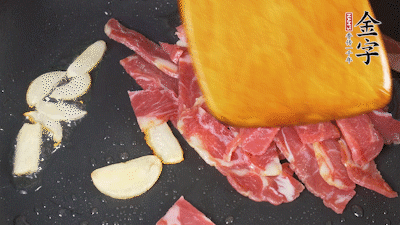 意面按照包裝時(shí)間煮熟過涼水，金字淡火腿切成小片。