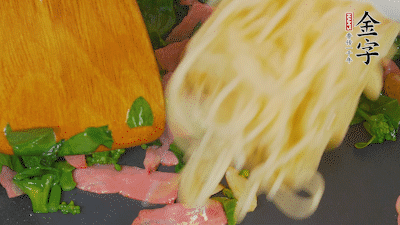 鍋中倒油燒熱，蒜片煸香，淡火腿略翻炒。