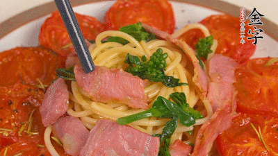 加菜花翻炒1分鐘后加意面，翻炒1分鐘后用少許鹽、黑胡椒調(diào)味即可。