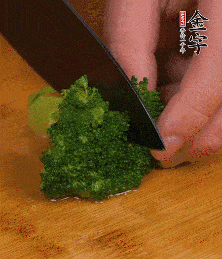 西蘭花用淡鹽水浸泡十幾分鐘后過開水焯燙熟后撈出。