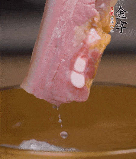 煮過的西蘭花切碎。煮熟的淡咸肉切丁。