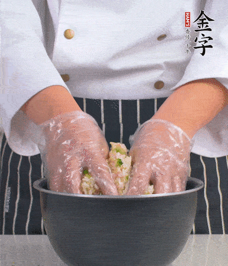 米飯中放西蘭花碎、咸肉丁，加少許黑胡椒、十來滴橄欖油拌勻。