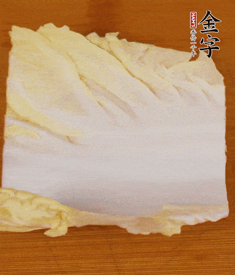 一片白菜一片淡火腿交替疊起，疊個(gè)兩三層放進(jìn)鍋內(nèi)，直到塞滿鍋。