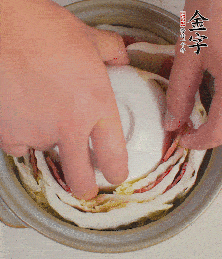 寬度剛好是鍋的高度。扣一個(gè)小碗更有助于幫助造型。