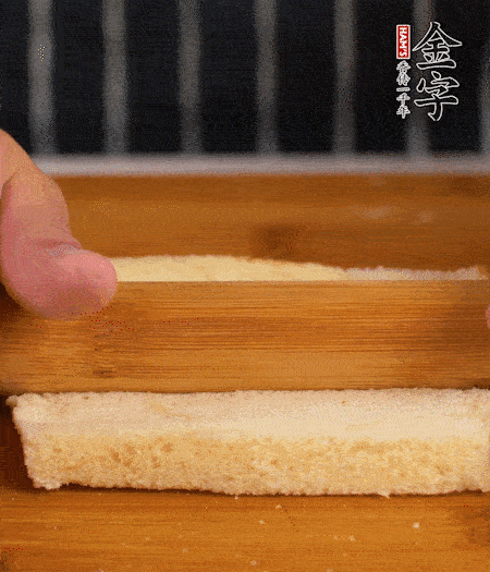 吐司切去四邊，搟薄；烤腸竹簽穿過。