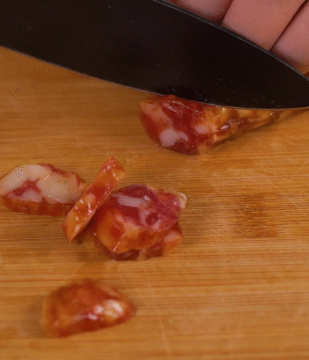 香腸切薄片。