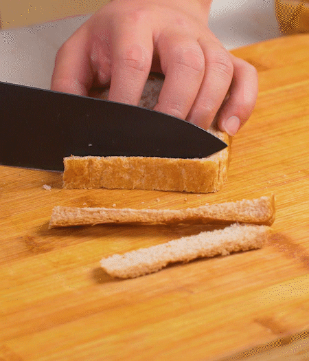 取1片黑麥吐司片，去掉邊邊，涂上一層蛋黃醬。