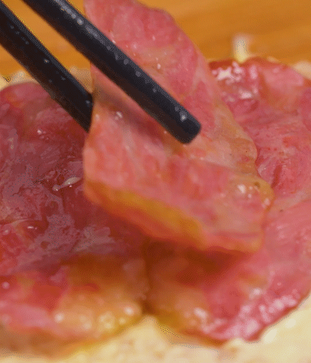 放上火腿、芝士片、生菜，再放一片土司。