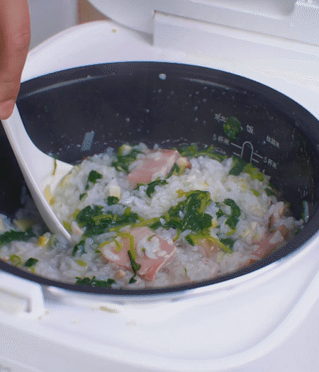 煮好時(shí)加白胡椒適當(dāng)調(diào)味。